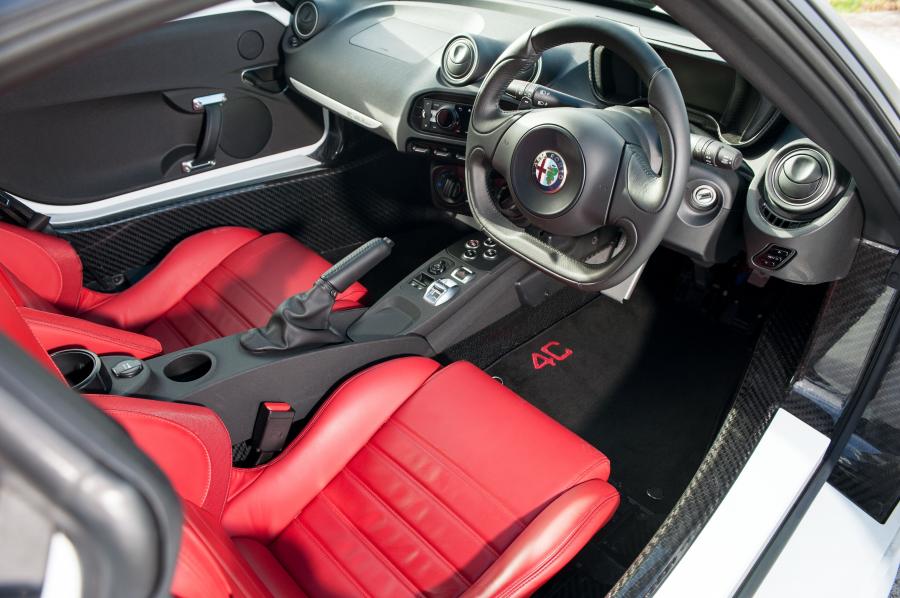 Интерьер Alfa Romeo 4C 2015 года  (UK) (фото 41 из 45)